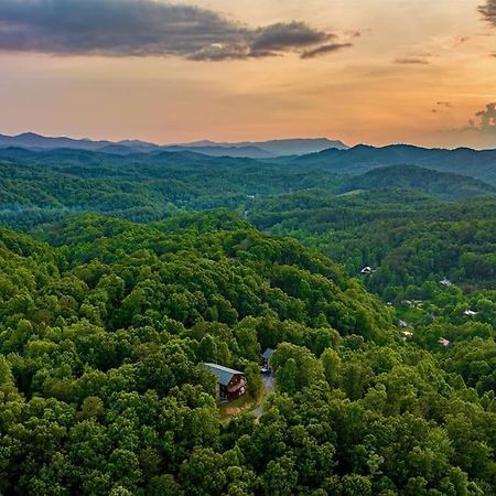 Panorama Mountain View Cabin, Less Than 10 Miles From Gatlinburg And Dollywood, Dog Friendly, 6 Bedrooms Sleeps 17, Fire Pit, Hottub, Washer Dryer, Fully Loaded Kitchen, Gameroom With A Tv, Pool Table, Arcade, Air Hockey, And Foosball เซอเวียร์วีล ภายนอก รูปภาพ