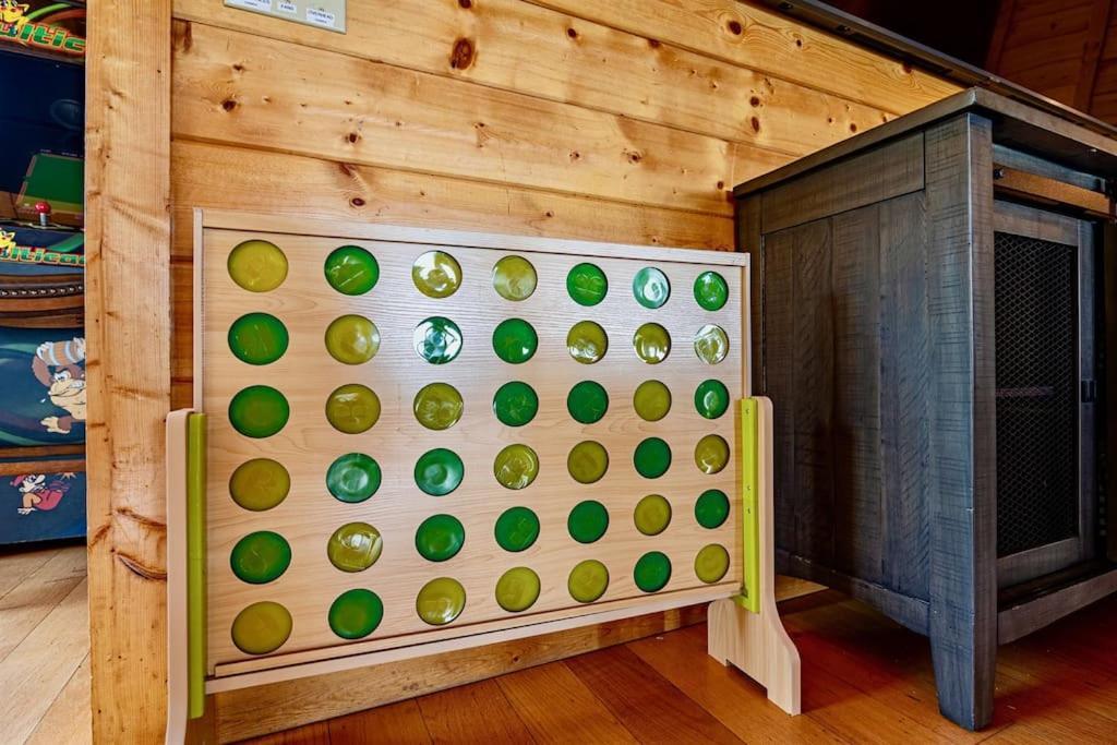 Panorama Mountain View Cabin, Less Than 10 Miles From Gatlinburg And Dollywood, Dog Friendly, 6 Bedrooms Sleeps 17, Fire Pit, Hottub, Washer Dryer, Fully Loaded Kitchen, Gameroom With A Tv, Pool Table, Arcade, Air Hockey, And Foosball เซอเวียร์วีล ภายนอก รูปภาพ