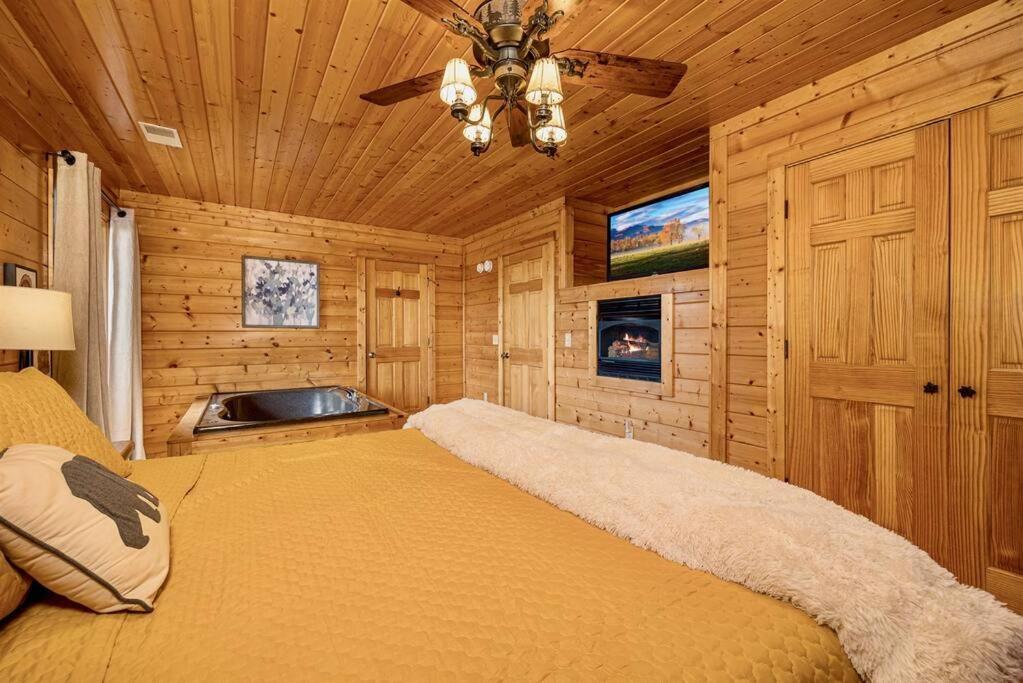 Panorama Mountain View Cabin, Less Than 10 Miles From Gatlinburg And Dollywood, Dog Friendly, 6 Bedrooms Sleeps 17, Fire Pit, Hottub, Washer Dryer, Fully Loaded Kitchen, Gameroom With A Tv, Pool Table, Arcade, Air Hockey, And Foosball เซอเวียร์วีล ภายนอก รูปภาพ