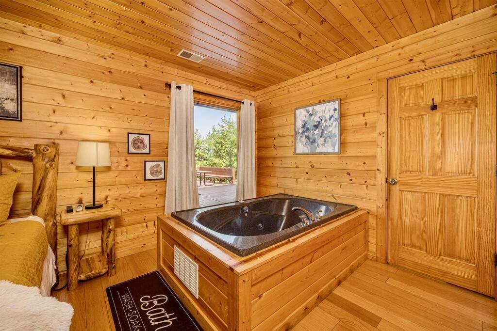 Panorama Mountain View Cabin, Less Than 10 Miles From Gatlinburg And Dollywood, Dog Friendly, 6 Bedrooms Sleeps 17, Fire Pit, Hottub, Washer Dryer, Fully Loaded Kitchen, Gameroom With A Tv, Pool Table, Arcade, Air Hockey, And Foosball เซอเวียร์วีล ภายนอก รูปภาพ