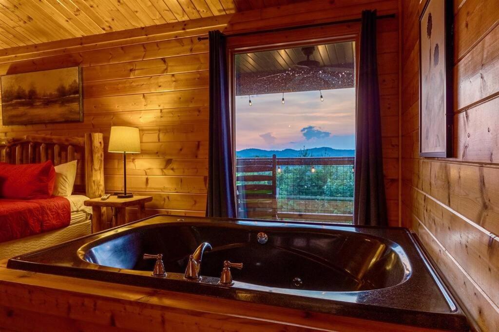 Panorama Mountain View Cabin, Less Than 10 Miles From Gatlinburg And Dollywood, Dog Friendly, 6 Bedrooms Sleeps 17, Fire Pit, Hottub, Washer Dryer, Fully Loaded Kitchen, Gameroom With A Tv, Pool Table, Arcade, Air Hockey, And Foosball เซอเวียร์วีล ภายนอก รูปภาพ