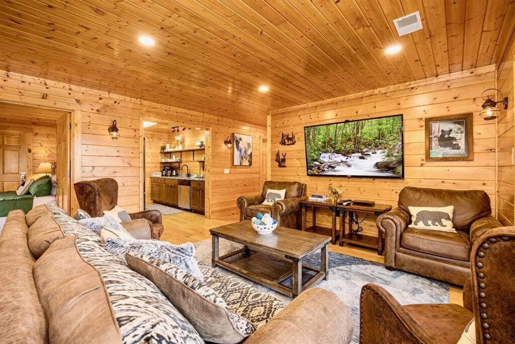 Panorama Mountain View Cabin, Less Than 10 Miles From Gatlinburg And Dollywood, Dog Friendly, 6 Bedrooms Sleeps 17, Fire Pit, Hottub, Washer Dryer, Fully Loaded Kitchen, Gameroom With A Tv, Pool Table, Arcade, Air Hockey, And Foosball เซอเวียร์วีล ภายนอก รูปภาพ