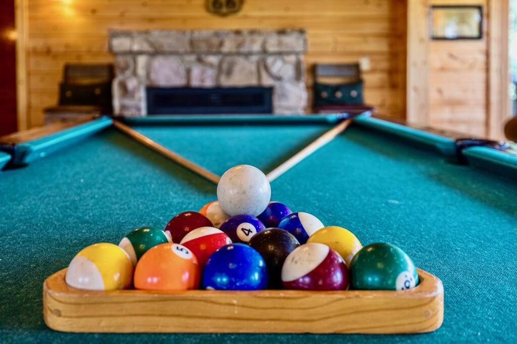 Panorama Mountain View Cabin, Less Than 10 Miles From Gatlinburg And Dollywood, Dog Friendly, 6 Bedrooms Sleeps 17, Fire Pit, Hottub, Washer Dryer, Fully Loaded Kitchen, Gameroom With A Tv, Pool Table, Arcade, Air Hockey, And Foosball เซอเวียร์วีล ภายนอก รูปภาพ
