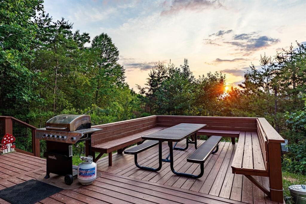 Panorama Mountain View Cabin, Less Than 10 Miles From Gatlinburg And Dollywood, Dog Friendly, 6 Bedrooms Sleeps 17, Fire Pit, Hottub, Washer Dryer, Fully Loaded Kitchen, Gameroom With A Tv, Pool Table, Arcade, Air Hockey, And Foosball เซอเวียร์วีล ภายนอก รูปภาพ